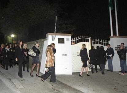 Un grupo de mujeres llega anoche a la segunda reunión organizada por Gaddafi en la residencia del embajador libio.