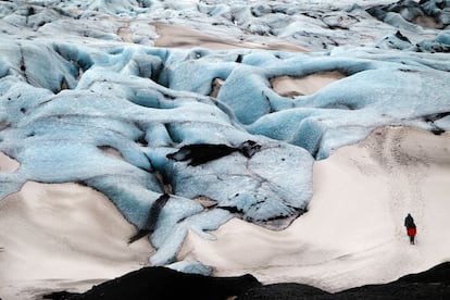 En el invierno el hielo de Sólheimajökull, en el glaciar Myrdalsjökull, adopta un intenso color azul mientras la nieve cubre sus grietas.
