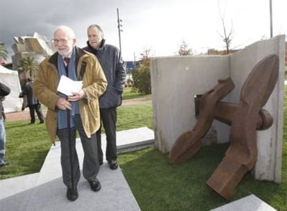 Anthony Caro, ayer, junto a su escultura <i>Explorer's Book</i> en Abandoibarra. Tras Caro, Iñaki Azkuna.