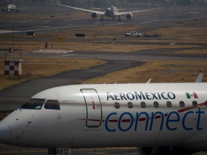 Dos aviones en el aeropuerto de la Ciudad de México.