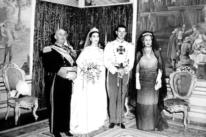 Francisco Franco y Carmen Polo posan en la boda de su hija con Cristóbal Martínez-Bordiú, en 1950.