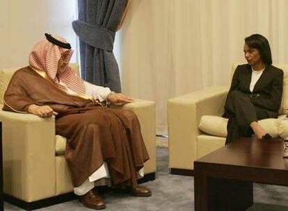 El ministro de Exteriores saudí, Saud Faisal, y la secretaria de Estado de EE UU, Condoleezza Rice, ayer en Egipto.
