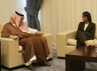 El ministro de Exteriores saudí, Saud Faisal, y la secretaria de Estado de EE UU, Condoleezza Rice, ayer en Egipto.