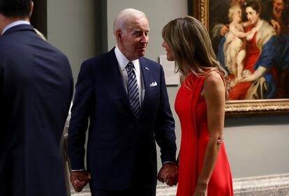 El presidente de EE UU, Joe Biden, conversa con la esposa de Pedro Sánchez, Begoña Gómez, antes de la cena de trabajo que los líderes de la OTAN celebraron la noche del miércoles en el Museo del Prado.  Los líderes y sus acompañantes cenaron por separado: mientras los mandatarios lo hicieron en el claustro, sus acompañantes estuvieron en la llamada Sala de las Musas, en el interior del Museo del Prado.