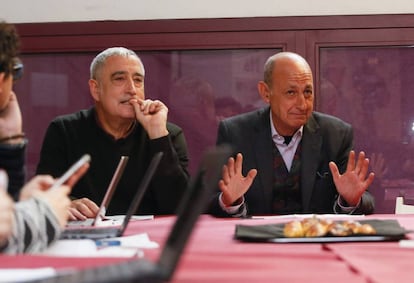 Jesús Montero (dcha.) y Paco Pérez, en rueda de prensa.