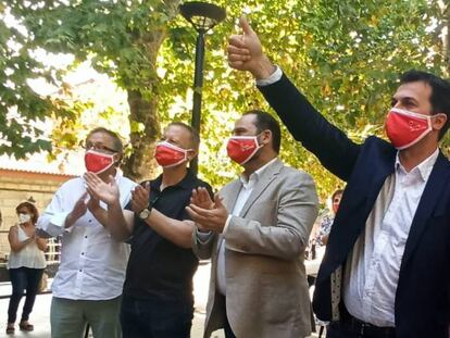 El ministro de Transportes, José Luis Ábalos, y el candidato del PSdeG a la Presidencia de la Xunta, Gonzalo Caballero, en un mitin en Ourense
 