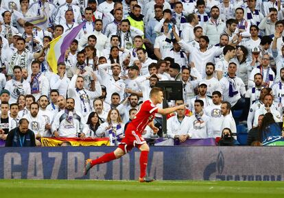 El centrocampista del Bayern Joshua Kimmich celebra el primer gol de su equipo.