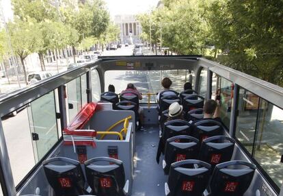 Un autobús turístico con muy pocos viajeros en la calle de Felipe IV.