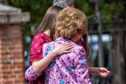 En todo momento la princesa Leonor se ha mostrado muy cariñosa con su abuela paterna, la reina Sofía, con la que ha entrado al templo abrazada.