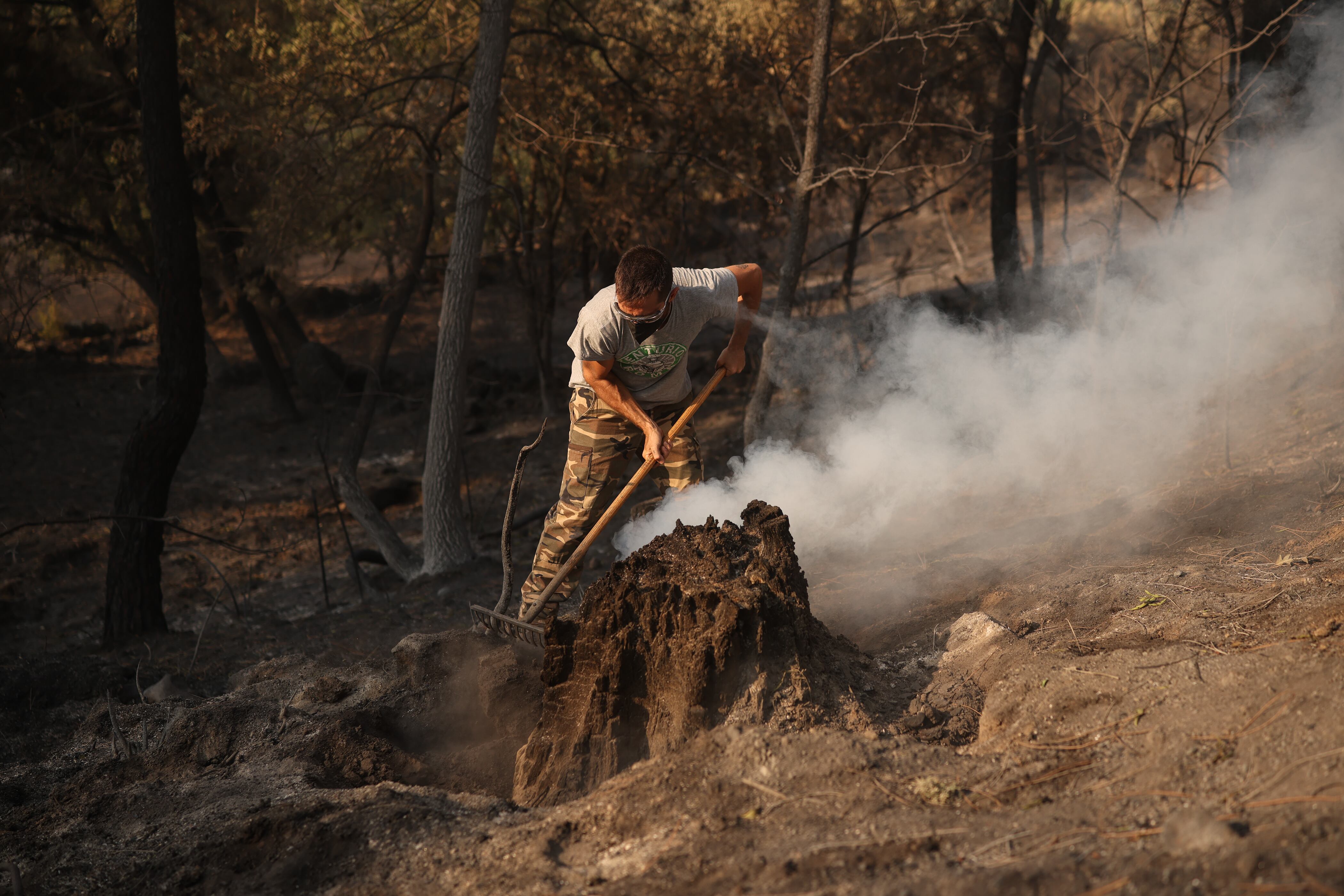 Última hora de los incendios forestales, en directo | El incendio en Madrid se mantiene sin reproducciones durante la noche