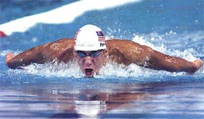Michael Phelps nada mariposa en la semifinal de 200 estilo en la que batió el récord del mundo.