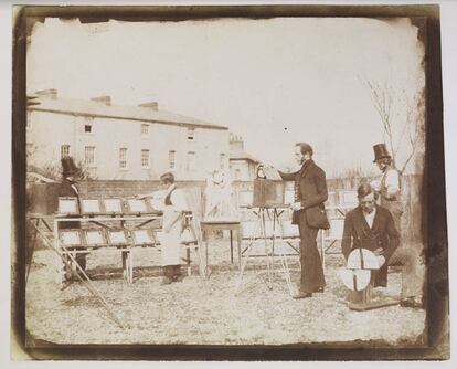 William Henry Fox Talbot and Nicolaas Henneman en el Reading Establishment, la primera empresa editorial fotográfica creada por ambos, 1846.