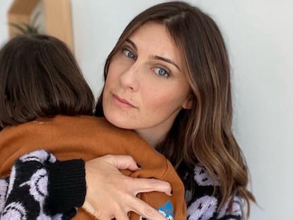 Alba Carreres, periodista y autora de ‘Criar amb humor’, con su hija en brazos.