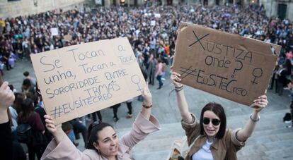 Cientos de personas participan en Santiago de Compostela en una manifestación contra la violencia machista.