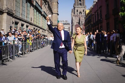 El presidente de México, Andrés Manuel López Obrador, en compañía de su esposa, Beatriz Gutiérrez, se retira tras votar en las elecciones.