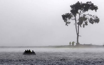 Un equipo de rescate busca sobrevivientes cerca del río Maule en Constitución, Chile.