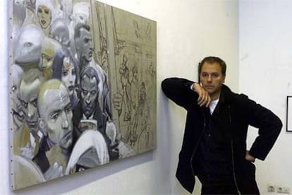 El dibujante de cómic y pintor Enki Bilal, junto a uno de sus cuadros.