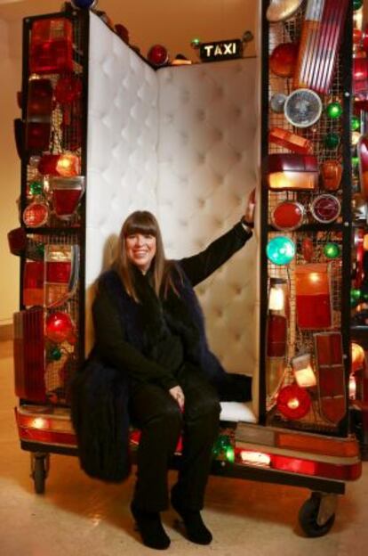 Joana Vasconcelos sentada sobre 'Strangers in the Night' en el Museo Thyssen de Madrid.