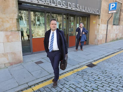 Enrique Herrera, abogado de la acusación particular, a su llegada a los juzgados de Salamanca, esta mañana.