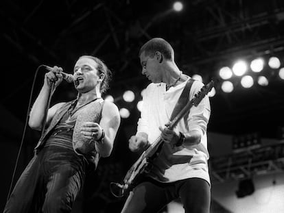 Bono y el bajista Adam Clayton el 15 de julio de 1987 en el Santiago Bernabéu. Había 115.000 en el estadio. Y miles de personas más en la calle, subidos a los edificios, intentado llevarse algo de aquella historia.