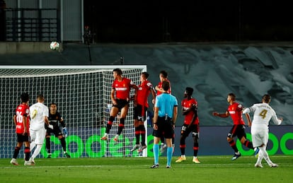 Sergio Ramos marca de falta el segundo gol del Madrid ante el Mallorca.