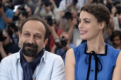 El director iraní Asghar Farhadi y la argentina Berenice Bejo, en la presentación de 'El pasado' en Cannes.