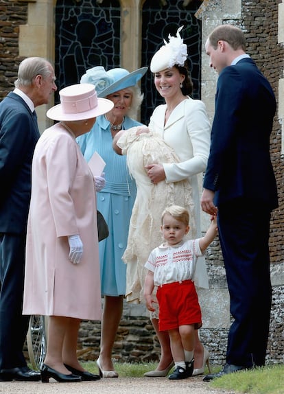 La reina Isabel, el duque de Edimburgo y Camila observan a Carlota en presencia de Guillermo y Jorge.