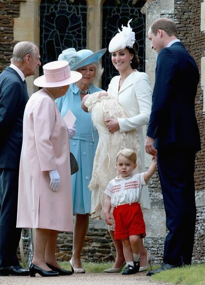 La reina Isabel, el duque de Edimburgo y Camila observan a Carlota en presencia de Guillermo y Jorge.