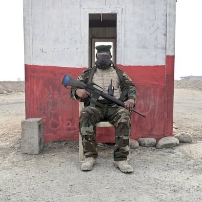 Raad Muqdam al-Mosieh, de Bagdad (Irak), es un soldado del Ejército iraquí de 35 años. Posa para la foto mientras hace guardia, con una máscara de gas, en un punto de control de Qayara. En su afán por proteger el bien más preciado que tiene el califato, el ISIS ha incendiado también una fábrica y un almacén de azufre en el sur de Mosul.