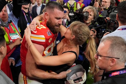 Travis Kelce, abraza a Taylor Swift después del partido de fútbol americano del Super Bowl 2024.