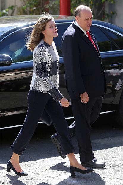 Durante su visita a México en solitario, pudimos ver a Doña Letizia con estos zapatos de tacón medio de Massimo Dutti.