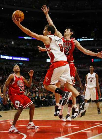 El base español José Manuel Calderón entra a canasta ante la defensa del jugador de los Bulls de Chicago Kirk Hinrich.