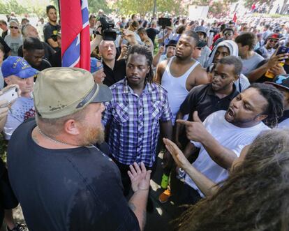 Manifestantes blancos y negros se enfrentan en un momento de las protestas.