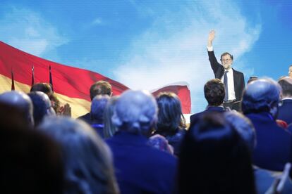 Mariano Rajoy saluda al público durante su entrevista con Ana Pastor.