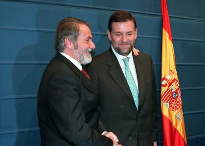 En una época en que cada detalle era mirado con lupa por los medios, la nueva victoria electoral de Aznar convirtió a Rajoy en vicepresidente del Gobierno. En 2001, tomó la cartera de Interior de las manos de Jaime Mayor Oreja, a quien se había encomendado la labor de candidato en las autonómicas vascas. Es una etapa de su biografía política en común con su competidor el 20-N, Alfredo Pérez Rubalcaba, aunque con menor perfil que el candidato socialista en este ámbito ya que su paso por Interior fue más fugaz. Y es que en 2002 Aznar le nombró ministro de Presidencia y portavoz del Gobierno. Una mayor exposición a los medios que le jugaría alguna mala pasada como la desafortunada expresión de los "pequeños hilillos (…) que se han solidificado con aspecto de plastilina" en relación con el desastre medioambiental del <i>Prestige</i>.