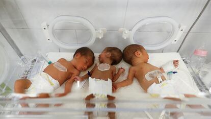 Tres recién nacidos en la incubadora de un hospital en Gaza.