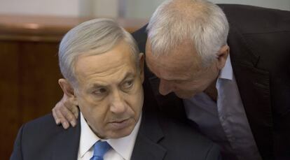 El primer ministro israel&iacute;, Benjamin Netanyahu, escucha al Ministro de Seguridad Interior, Isaac Aharonovich. 