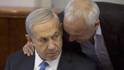 O primeiro-ministro israelense, Benjamin Netanyahu, escuta ao Ministro de Seguridad Interior, Isaac Aharonovich.