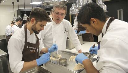 Aduriz (en el centro) en las cocinas de Mugaritz. 