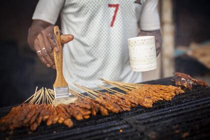 “Estoy aquí desde las cinco y media de la tarde hasta medianoche", comenta Abdou mientras impregna de aceite las brochetas en la parrilla, que vende a pie de calle en el barrio popular de Ouakam, en Dakar. "Las más populares son las de ternera, pero también las hago de pollo. ¡A la gente le encantan!”, comenta.