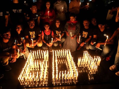 Activistas durante la Hora del Planetan, en Bhopal.