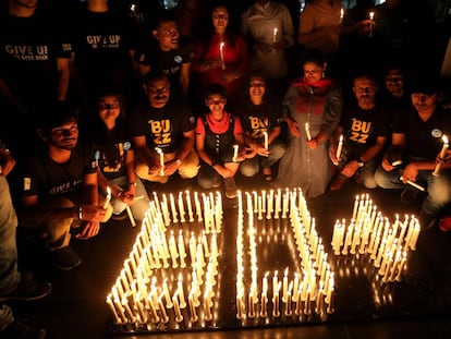 Activistas durante la Hora del Planetan, en Bhopal.