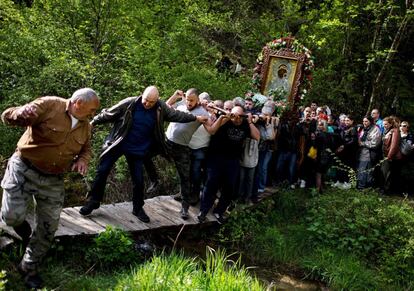 Devotos ortodoxos transportan un retrato de la Virgen María durante una procesión con motivo del Lunes Santo ortodoxo, este lunes en el monasterio de Bachkovo (Bulgaria). La religión ortodoxa celebra la Semana Santa en base al antiguo calendario juliano.