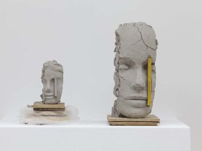 &#039;Unfired clay head&#039; (2014). Obra de Mark Manders en bronce pintado y madera.