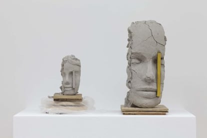 'Unfired clay head' (2014). Obra de Mark Manders en bronce pintado y madera.