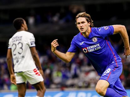 Santiago Giménez, futbolista del Cruz Azul, celebra su gol contra el Pachuca.