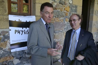 El biólogo Francisco J. Ayala (izquierda) junto al Nobel de Física Frank Wilczek, en San Sebastián.