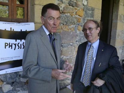 El biólogo Francisco J. Ayala (izquierda) junto al Nobel de Física Frank Wilczek, en San Sebastián.