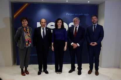 Los exdirigentes populares Jaime Mayor Oreja y María San Gil, junto al expresidente mexicano Felipe Calderón, la presidenta de Madrid, Isabel Díaz Ayuso, y el consejero de Presidencia, Justicia y Administraciones Públicas, Miguel Ángel García, asisten en diciembre de 2024 al acto 'México y España, amigos para siempre'.