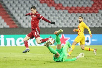 Robert Lewandowski ante Marc-Andre Ter Stegen, portero del Barcelona.